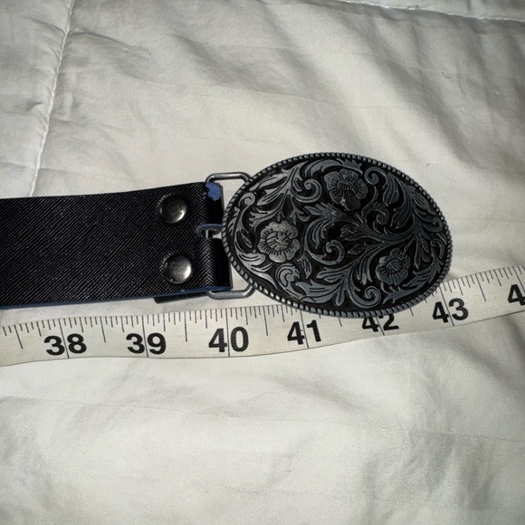 Buckle Rage black leather belt. Women’s size S/M ** please note photo of scuff** - Picture 8 of 10
